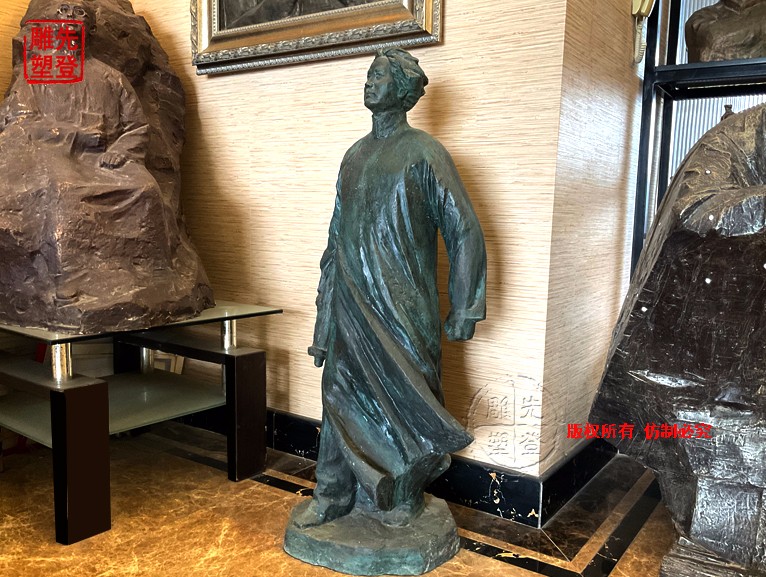 《毛澤東》雕塑長(zhǎng)42cm��?0cm��?00cm2.jpg